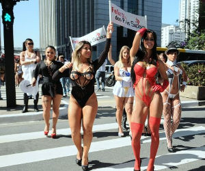 Imagem sobre Gostosas desfilam de lingerie pelas ruas de São Paulo