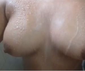 Imagem sobre Molhadinha na ducha exibindo as peitolas