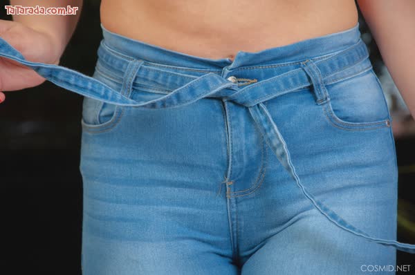 gostosa-de-calca-jeans-mostrando-seus-peitos-13